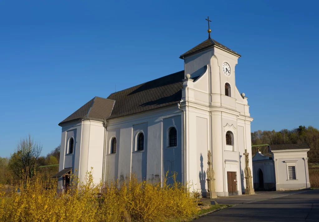 lesný pohľad na kostol v Karvinej