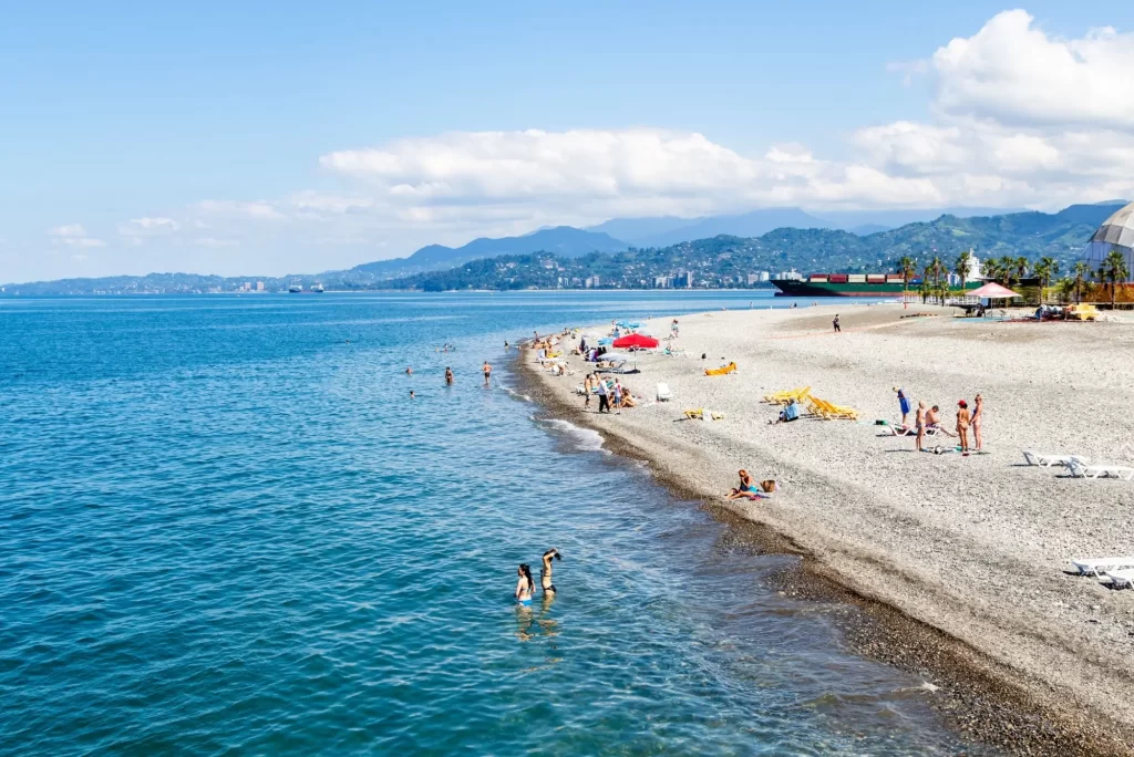 Pláž v meste Batumi odfotená z vtáčej perspektívy