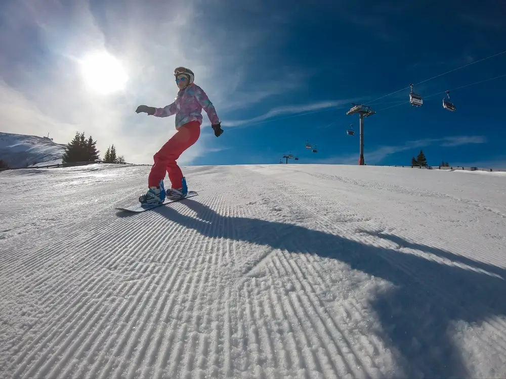 Muž na snowboarde