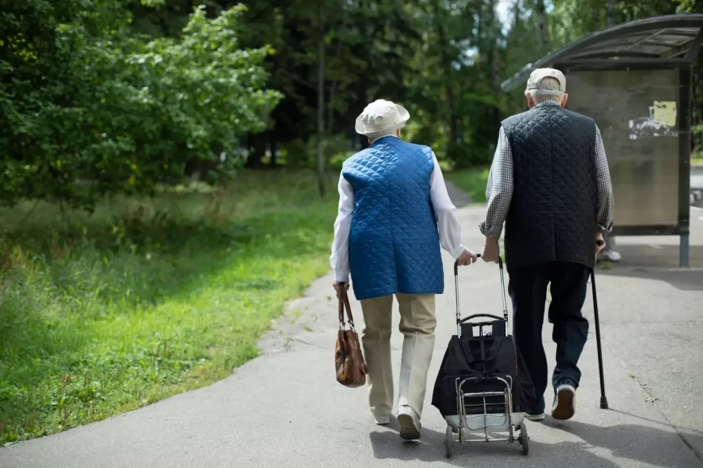 Dvaja seniori na prechádzke