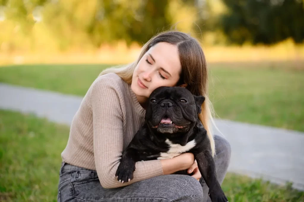 žena túli svojho francúzskeho buldoga