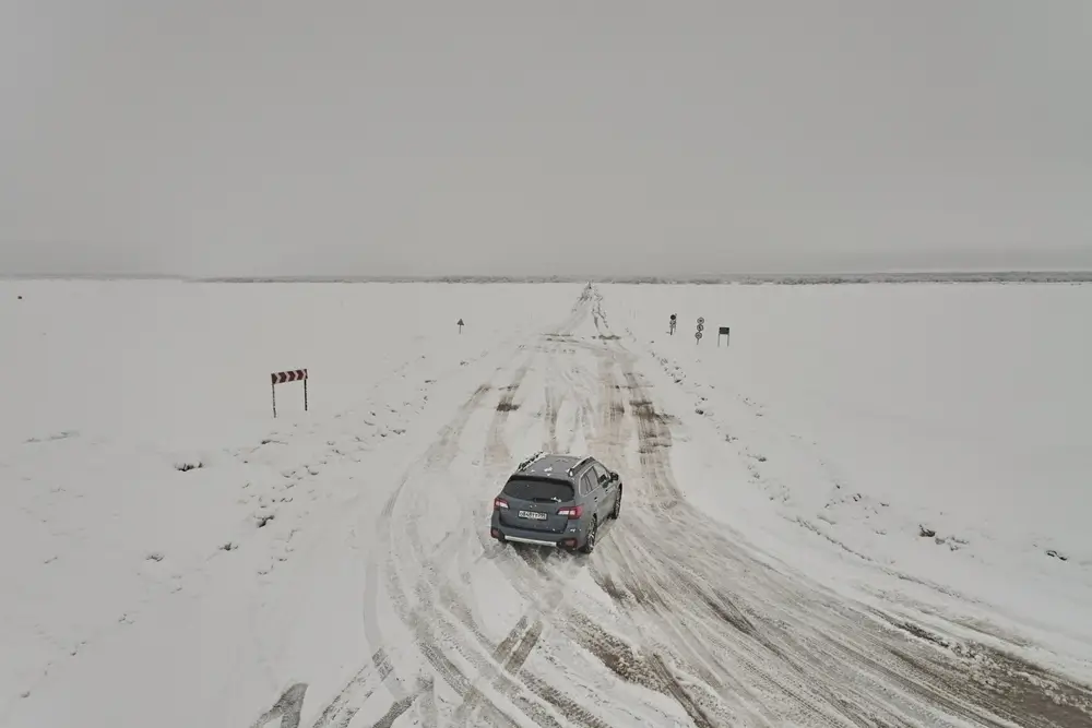 Auto uviaznuté na neudržiavanej ceste