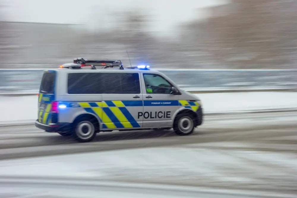 Policajná dodávka prekračujúca rýchlosť na zasneženej ceste