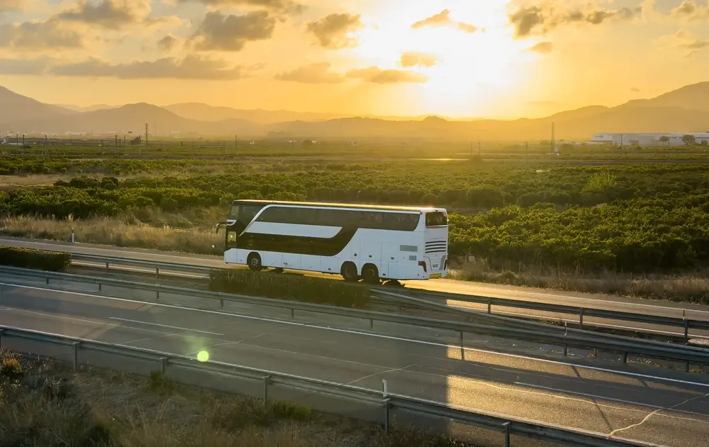 Diaľkový autobus pri západe slnka