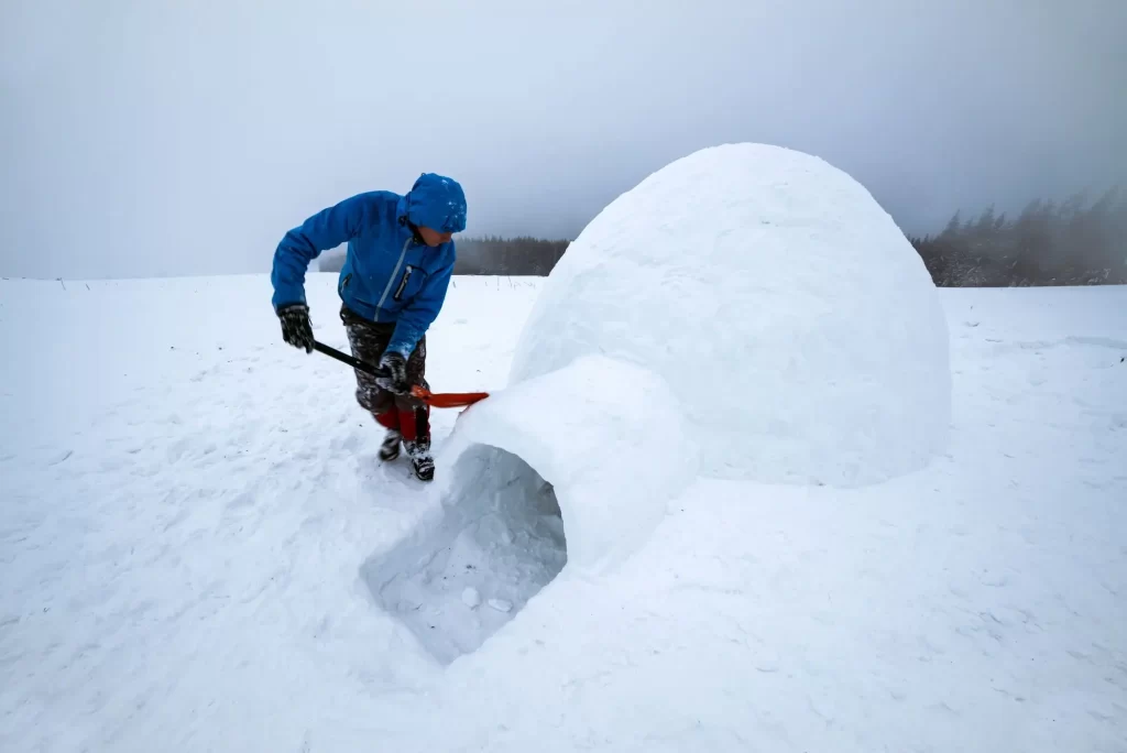 Muž stavia iglu