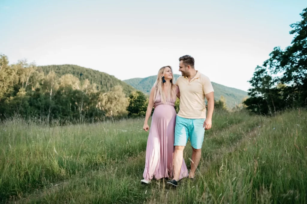 Tehotná žena ide na prechádzku so svojím manželom