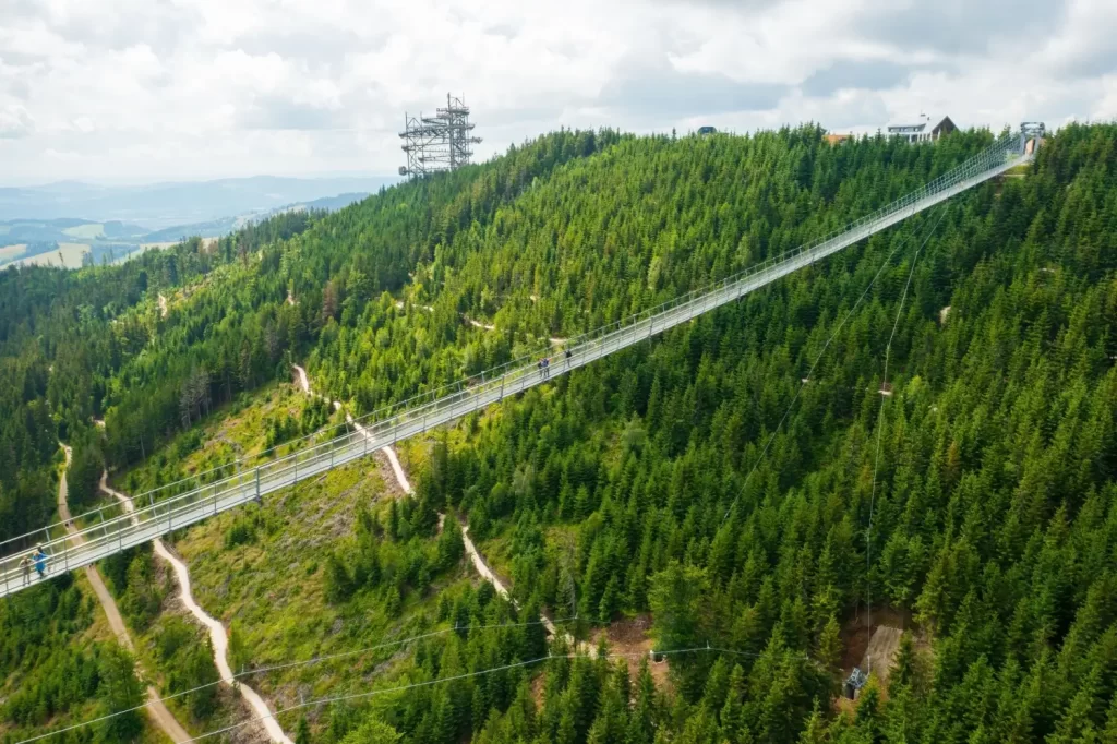 Pohľad na najdlhší visutý most na svete Sky Bridge 721