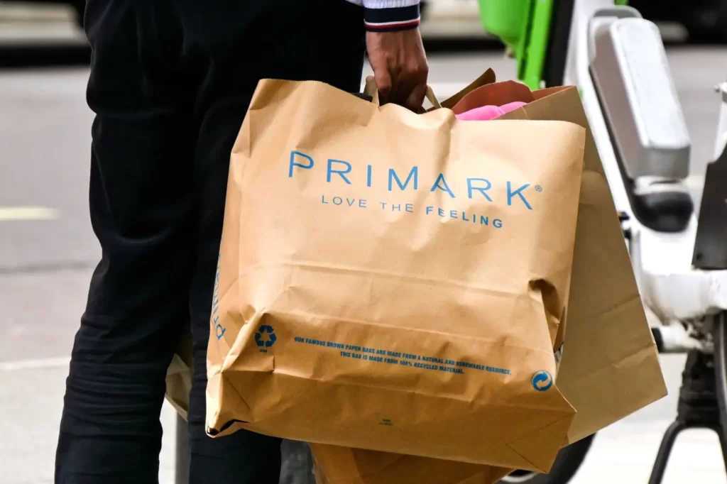 Zákazník ide s taškami z obchodu Primark