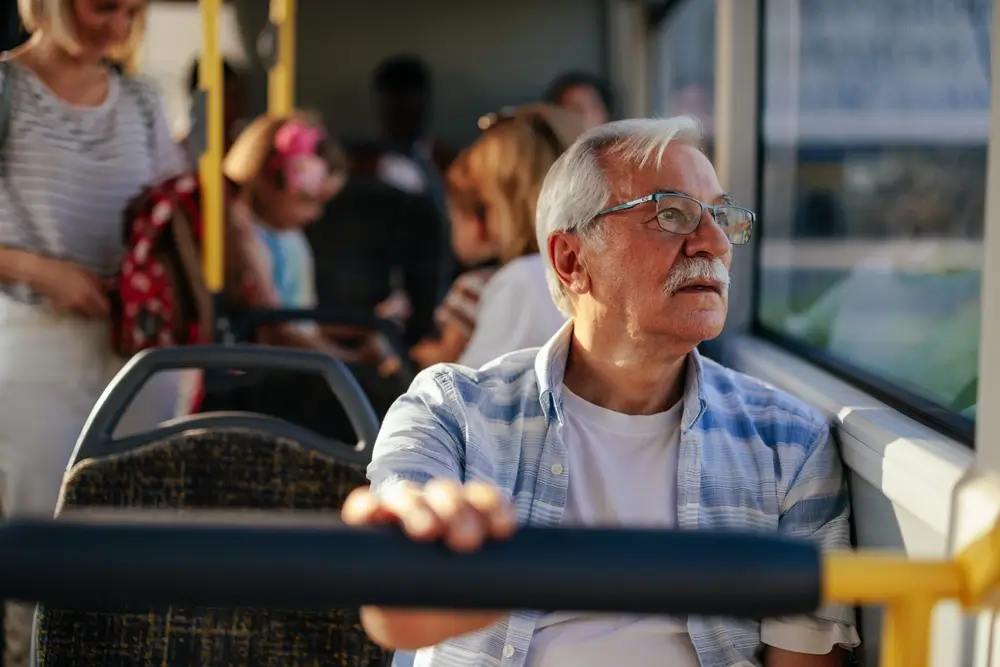 Senior v autobuse