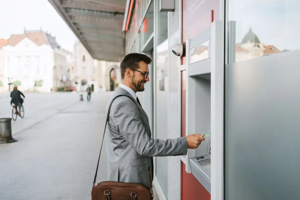 Muž stiahne z bankomatu