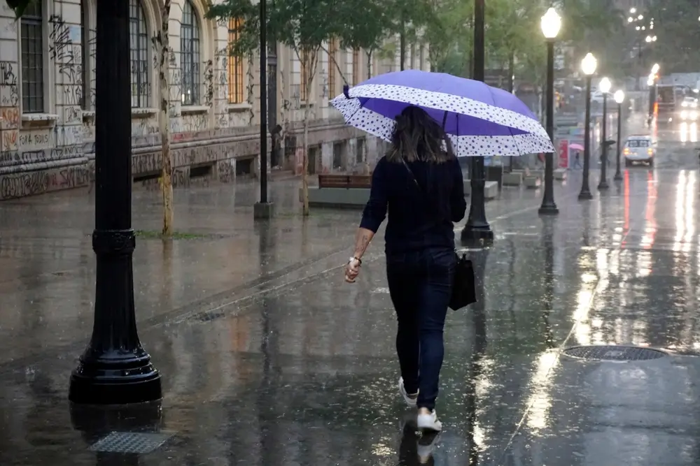 Žena v daždi s dáždnikom