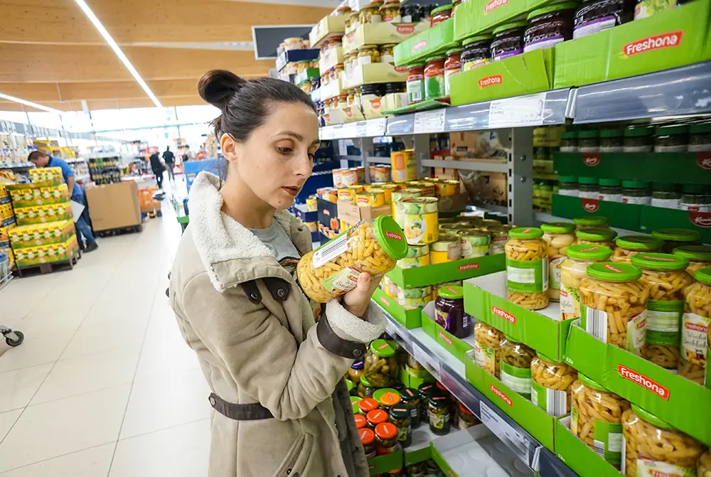 Žena sa pozerá na tovar v Lidl