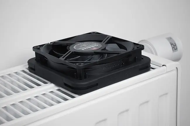 počítačový ventilátor na radiátore