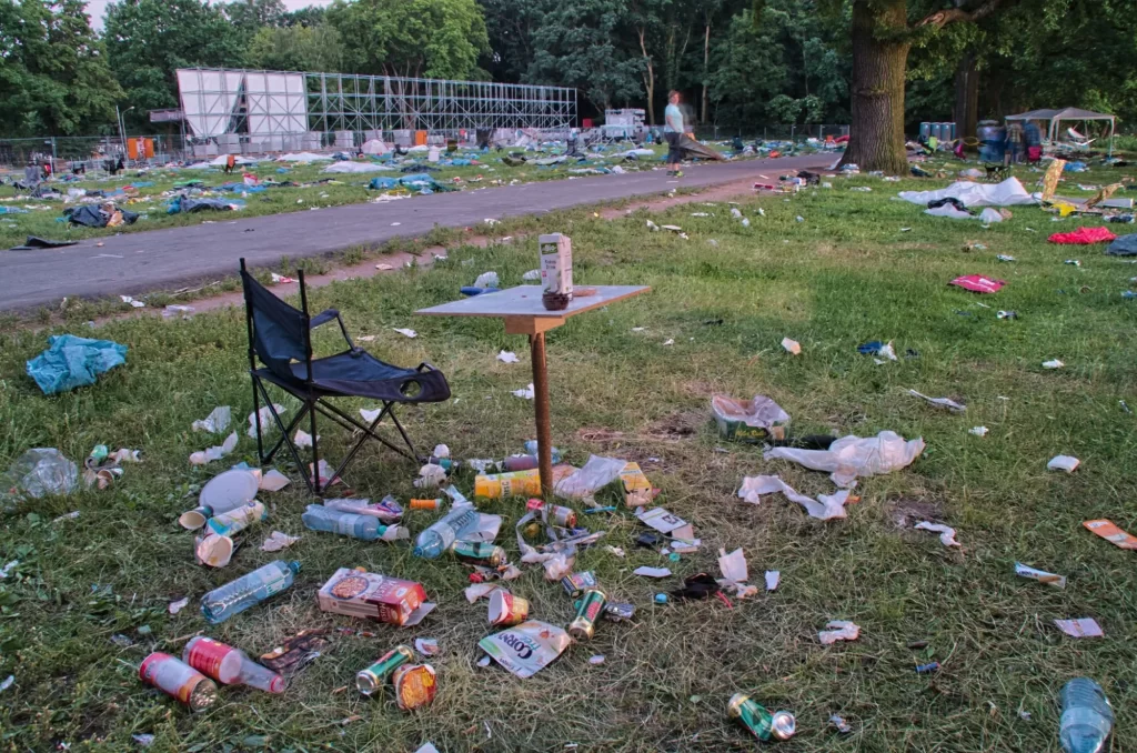 Trash na tráve po festivale