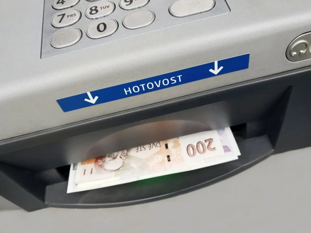 Bankomat s peniazmi