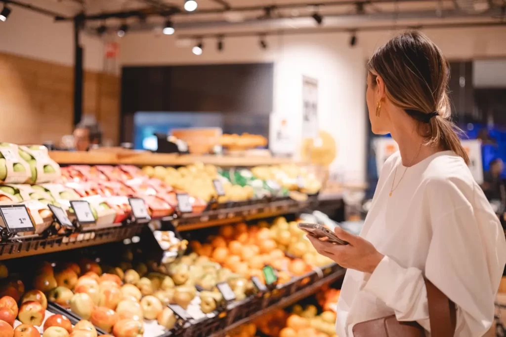 Shutterstock_2551684809 - Techsvět Žena kupuje jedlo v supermarkete