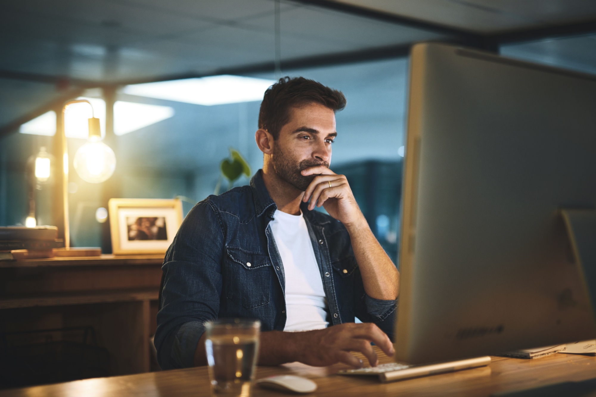 Shutterstock_2534641281 - Techsvět pracujúci muž