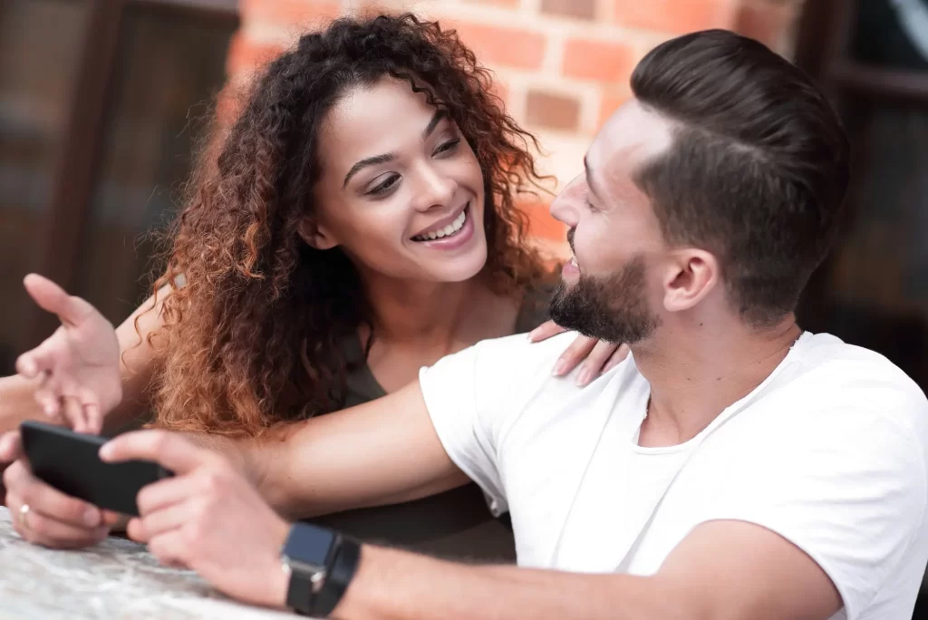 Lions Love Society - Tech World Žena flirtuje s mužom