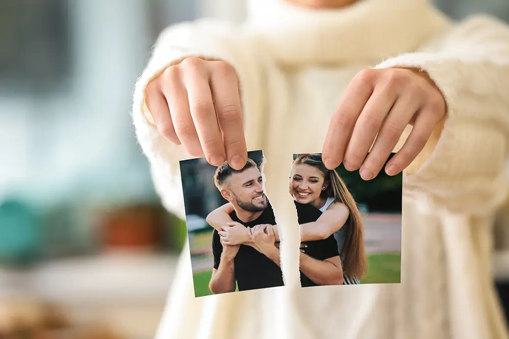 RAM koná rýchlo a potom často ľutuje svoje rozhodnutie. - Žena má v ruke roztrhanú fotografiu partnera