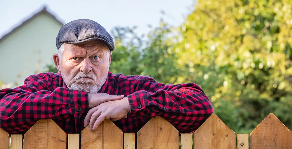 Škorpión môže dlho predstierať, že všetko je v poriadku, keď sa nakoniec zmení na odvetný stroj, pre seba a ostatných. - Nahnevaný muž sa pozerá cez plot