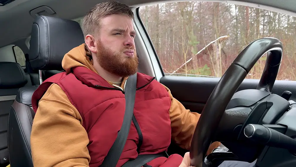 Keď sa barania ponáhľajú a sú len zápcha, môžu byť skutočne neznesiteľní. - nahnevaný muž za volantom